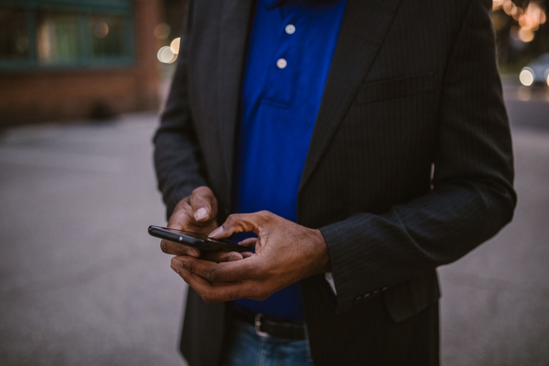 Dono de negócio analisando métricas no celular em São Gonçalo