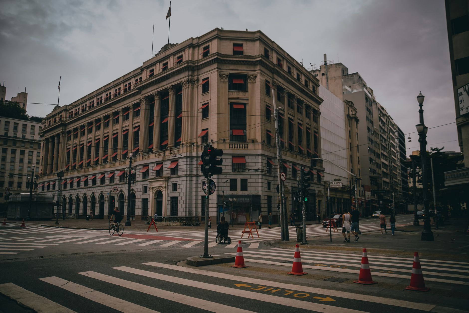 Centro comercial de Uberaba mostrando movimento de clientes