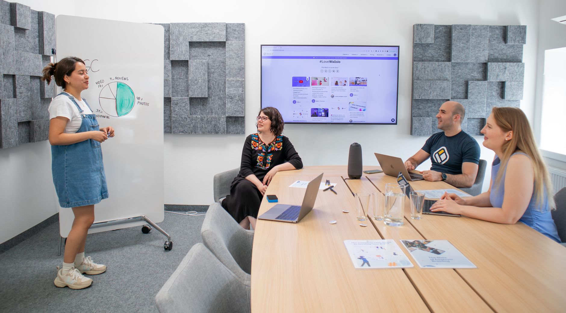 Equipe discutindo estratégia de SEO em reunião