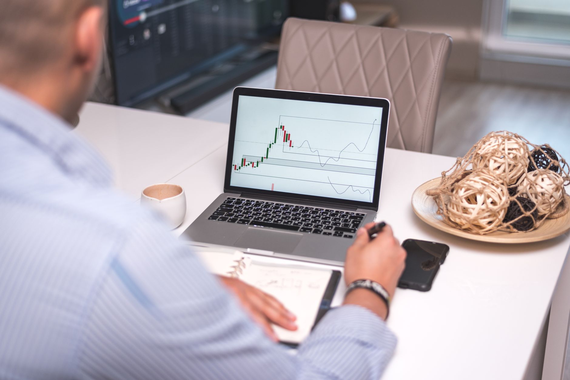Especialista frustrado analisando dashboard de anúncios falhando