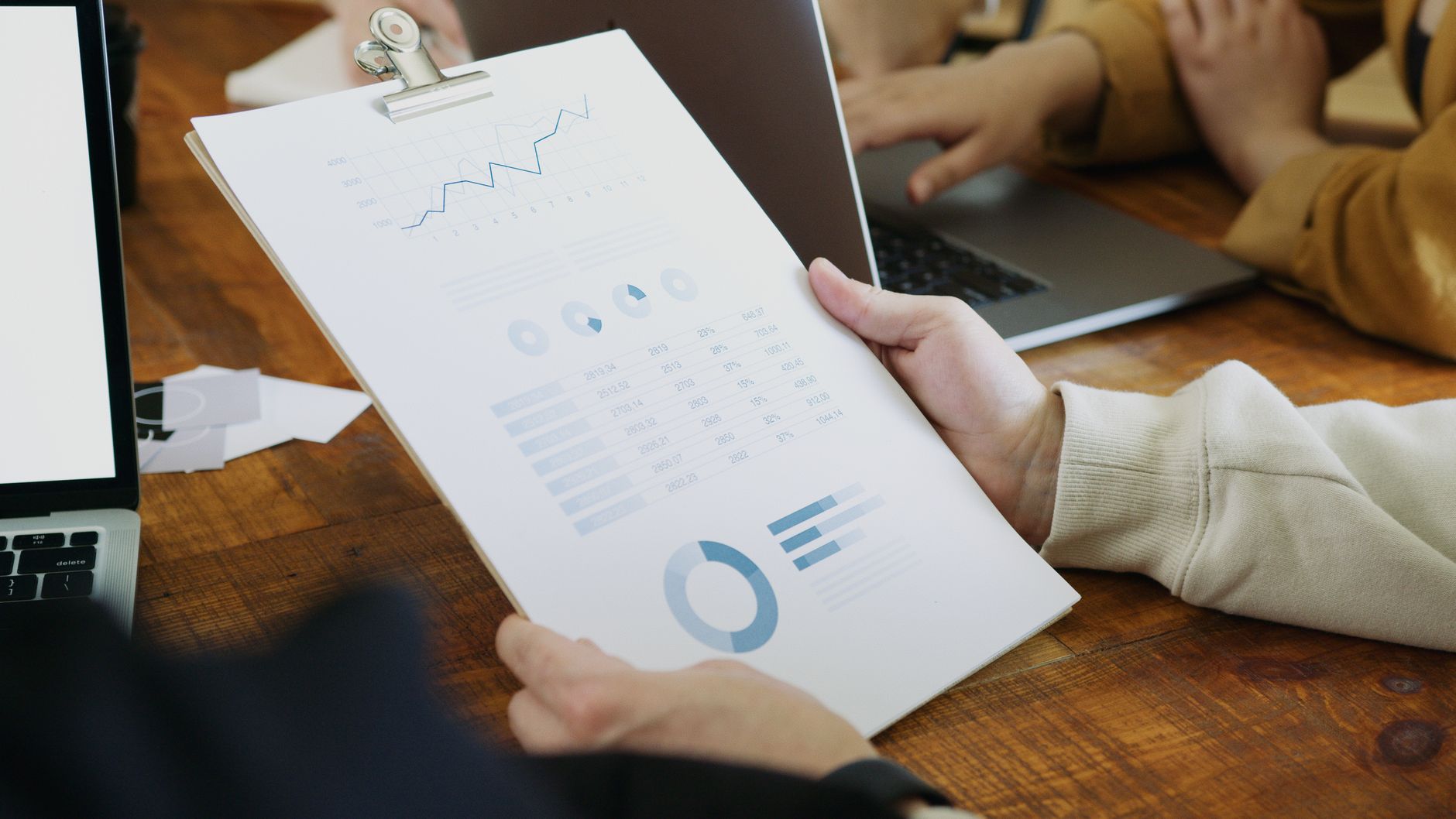 Equipe de marketing digital analisando métricas
