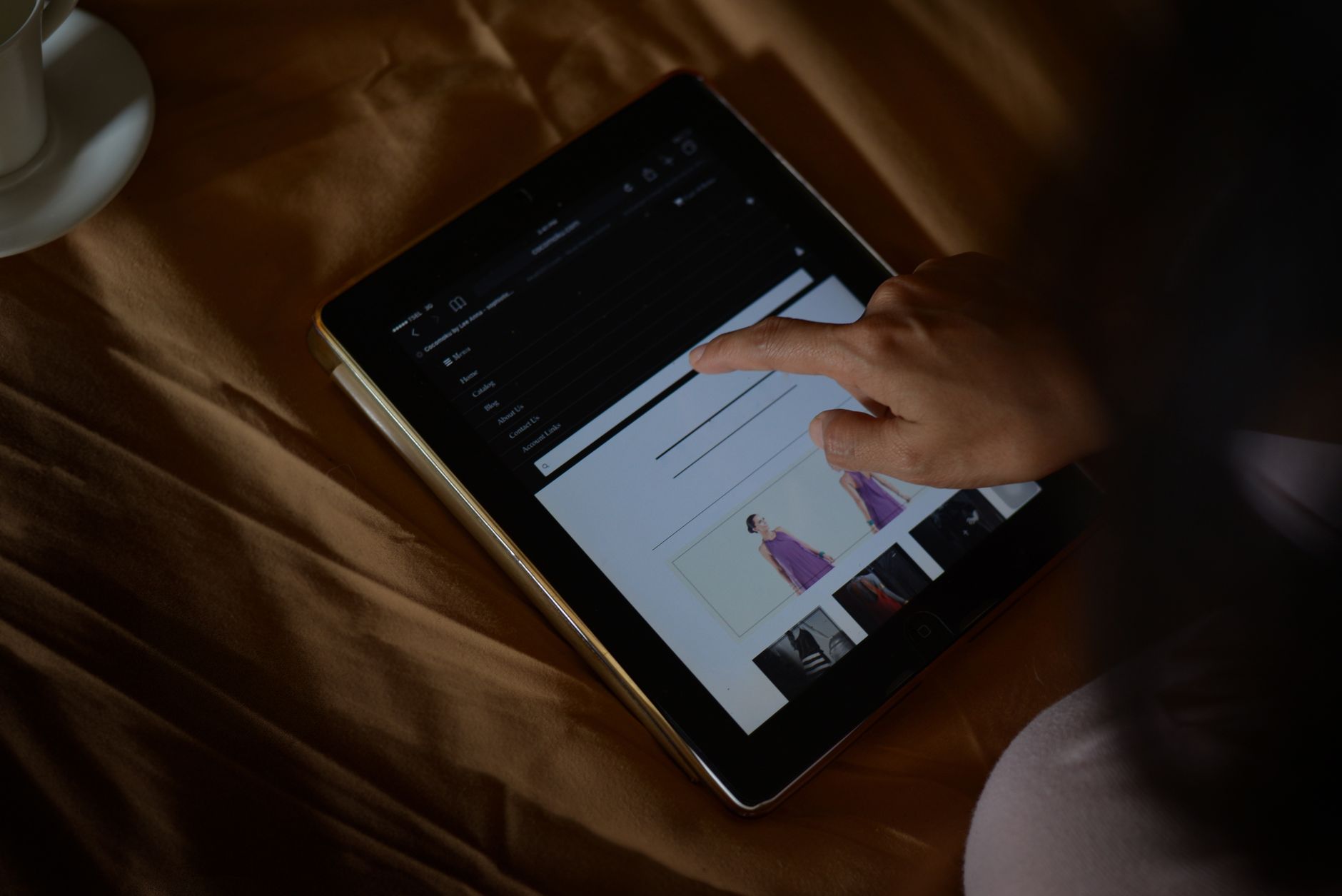Site de e-commerce carregando rapidamente em diferentes dispositivos