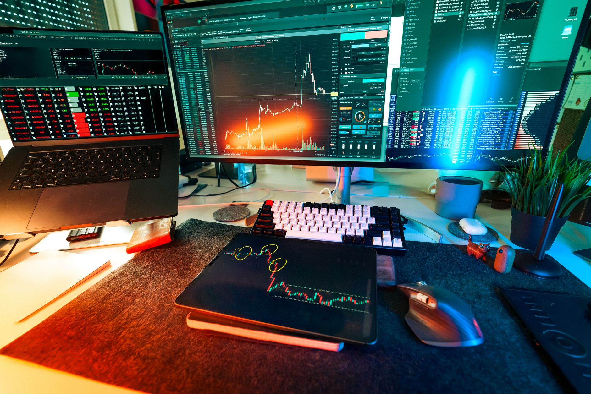 Homem analisando dados de anúncios no computador
