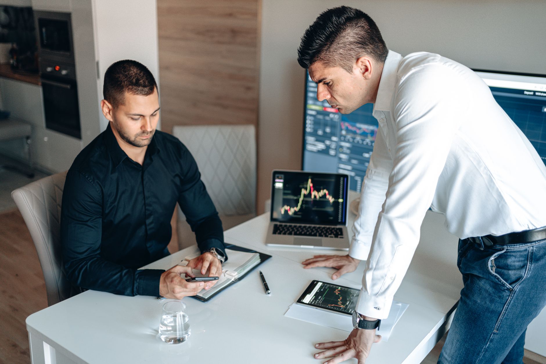 Empresário analisando dados de marketing digital em Carapicuíba