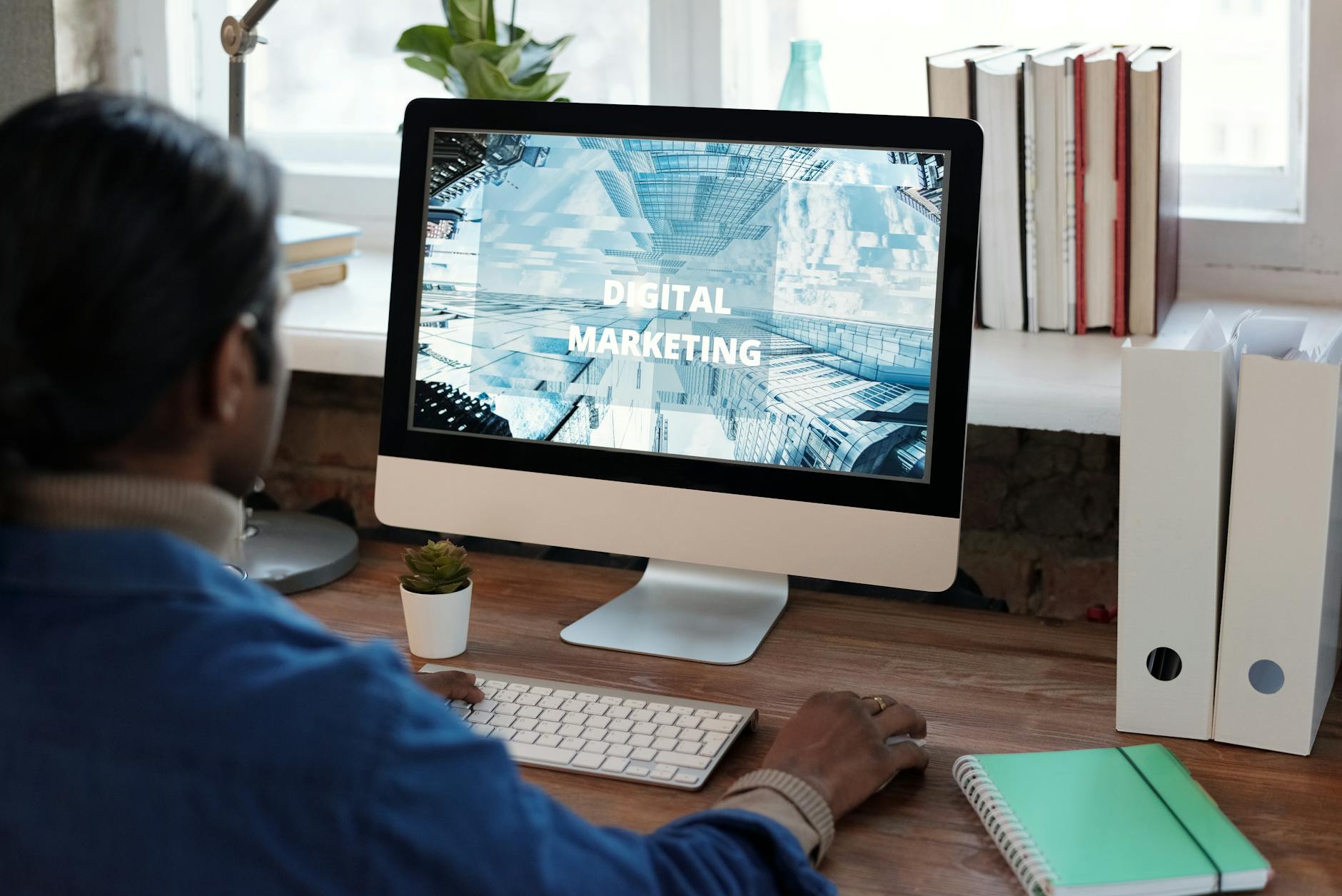 Profissional de marketing verificando notificações de atualizações no Google Ads