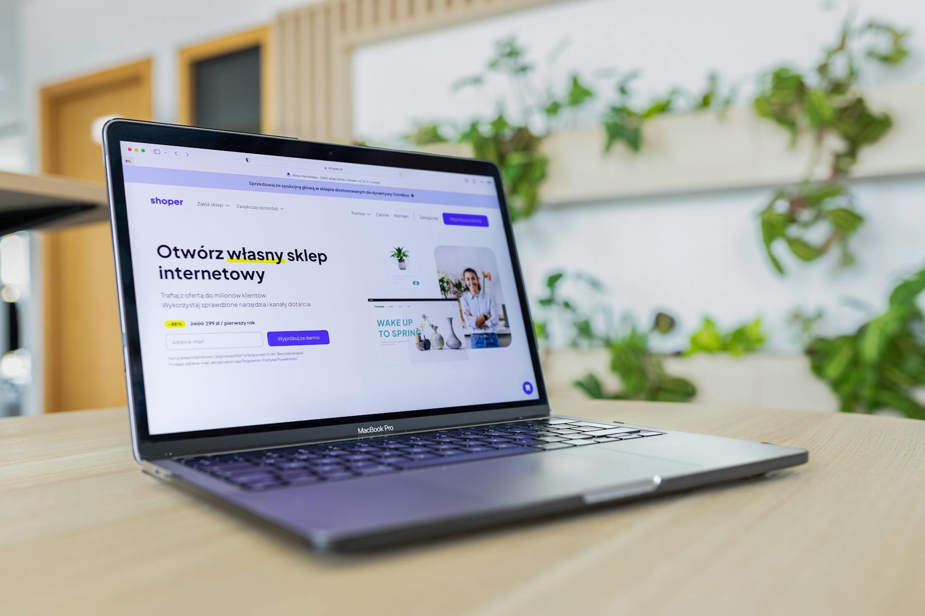 Tela de laptop exibindo landing page de e-commerce otimizada