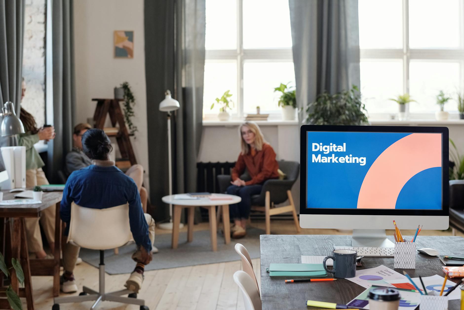 Equipe de marketing em Carapicuíba discutindo estratégia de ROI com IA