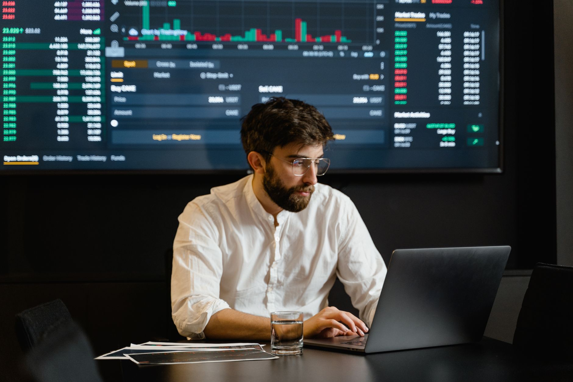 Empresário analisando relatórios de marketing digital em Jaboatão