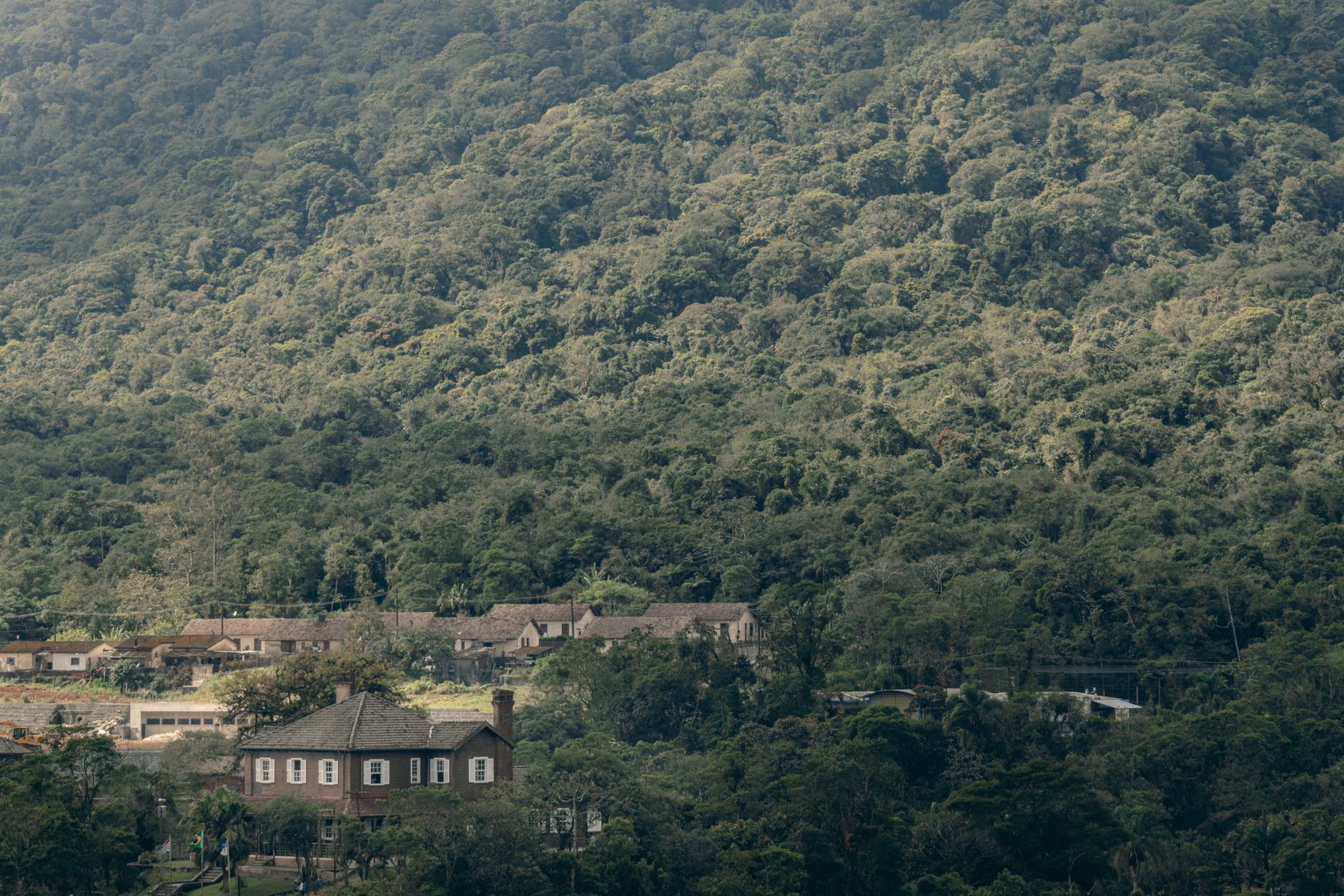 Vista da cidade de Petrópolis com montanhas ao fundo