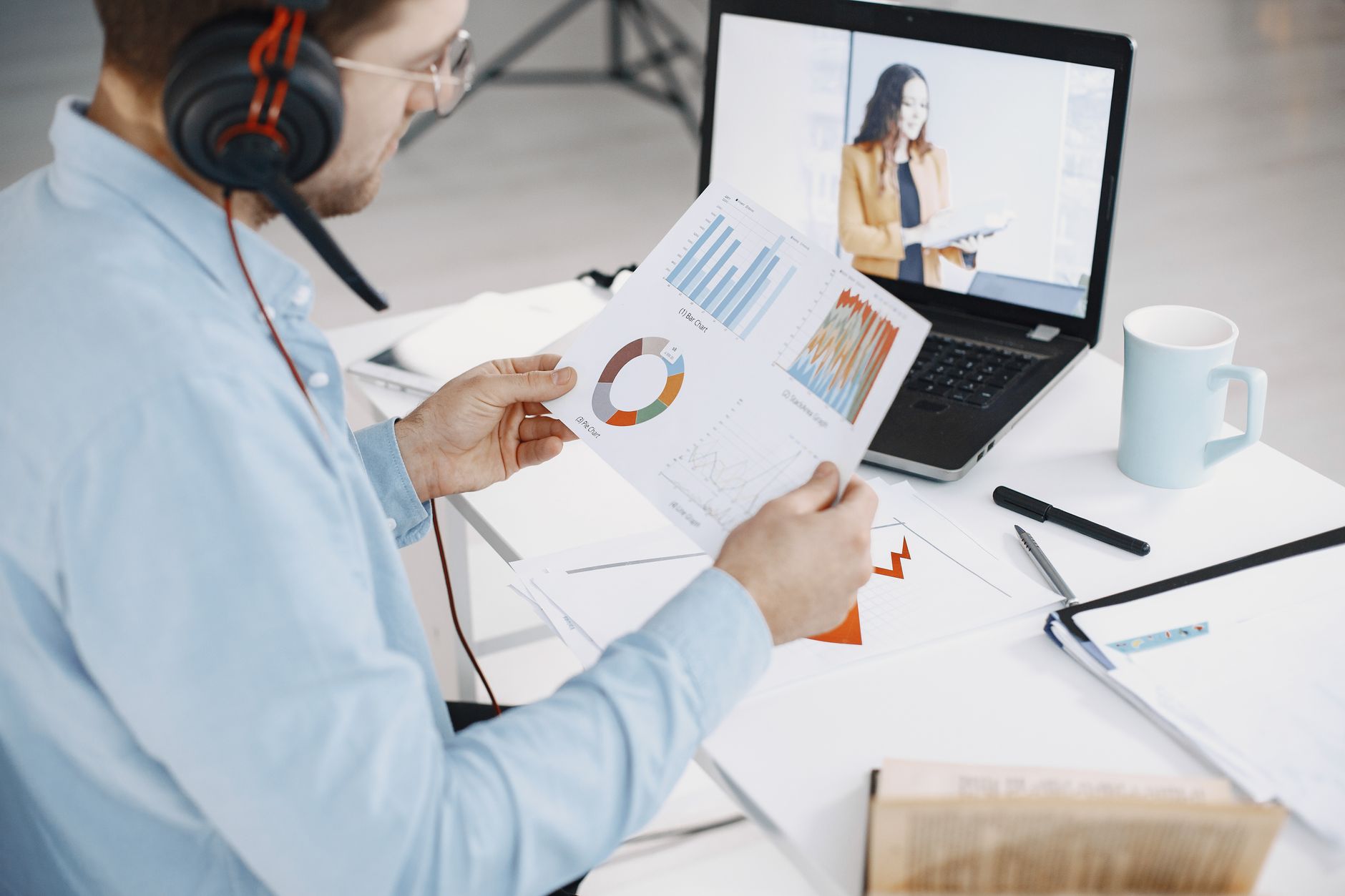 Profissional de marketing digital analisando dados de campanhas
