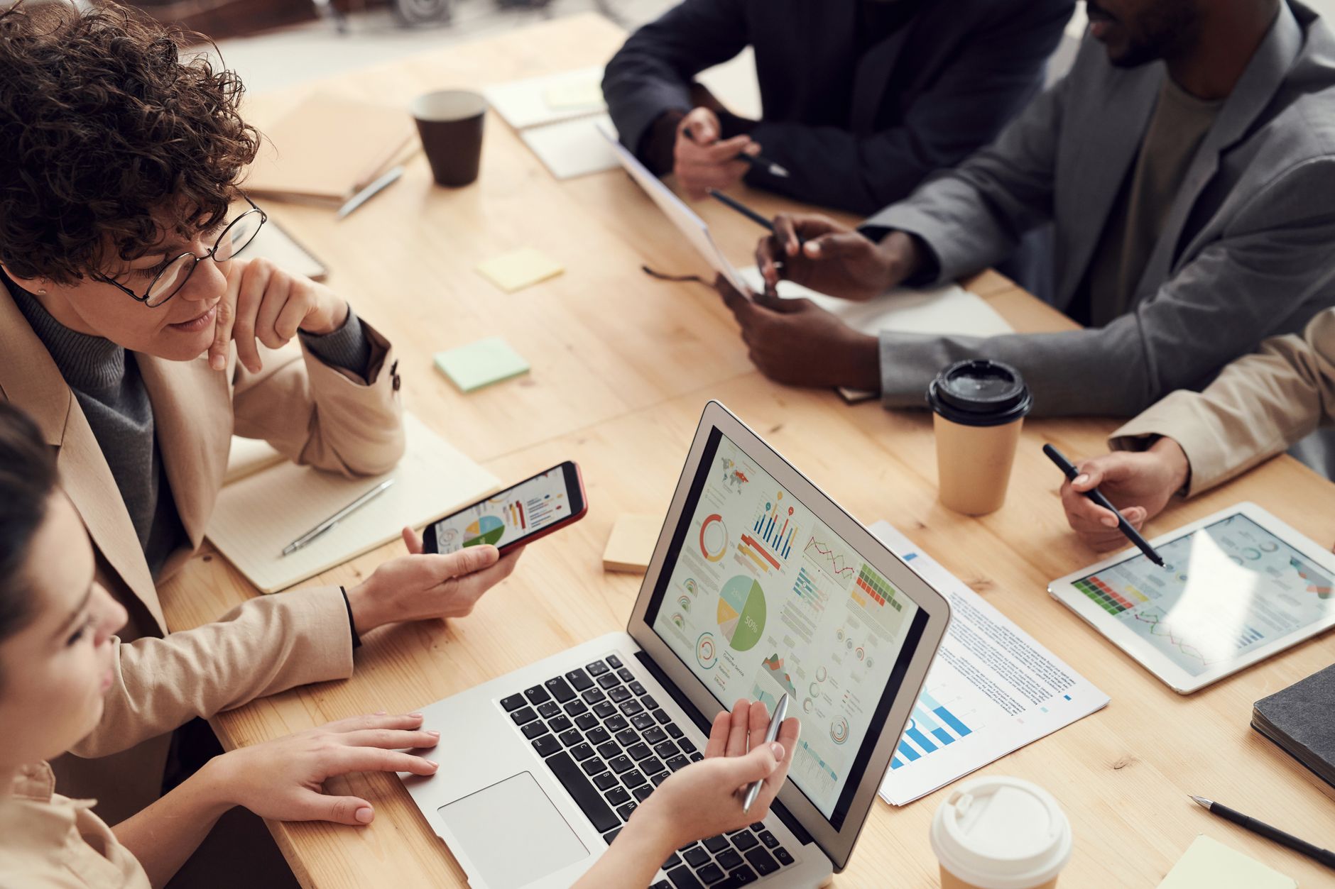 Equipe de marketing digital analisando dashboard com IA