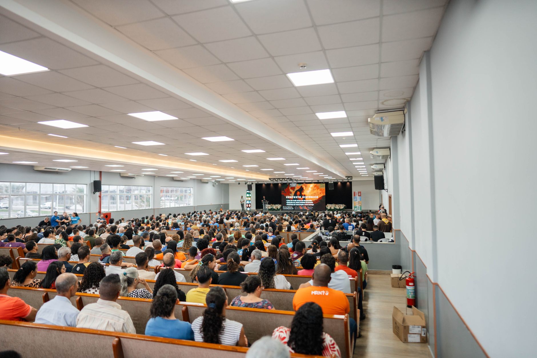 Executivos analisando dados de marketing digital em Sorocaba