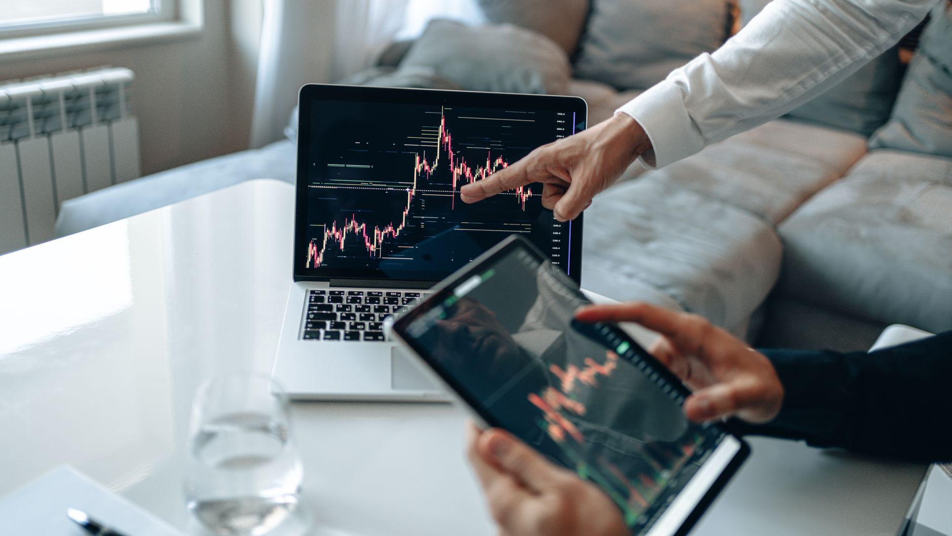 IA analisando gráficos de performance de campanhas