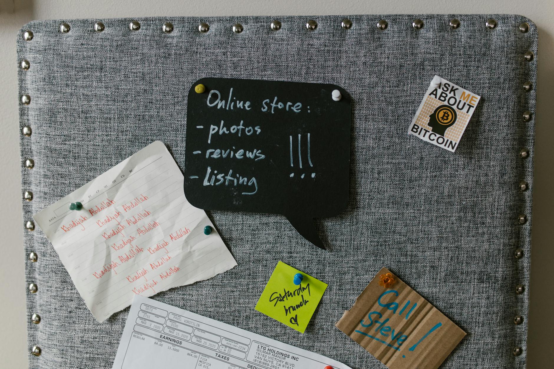 Pins coloridos de produtos em board do Pinterest