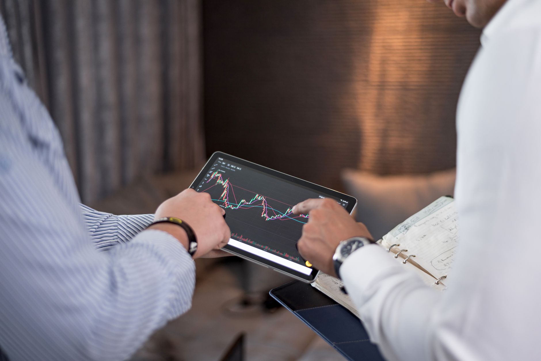 Equipe de marketing digital analisando dados em São Vicente