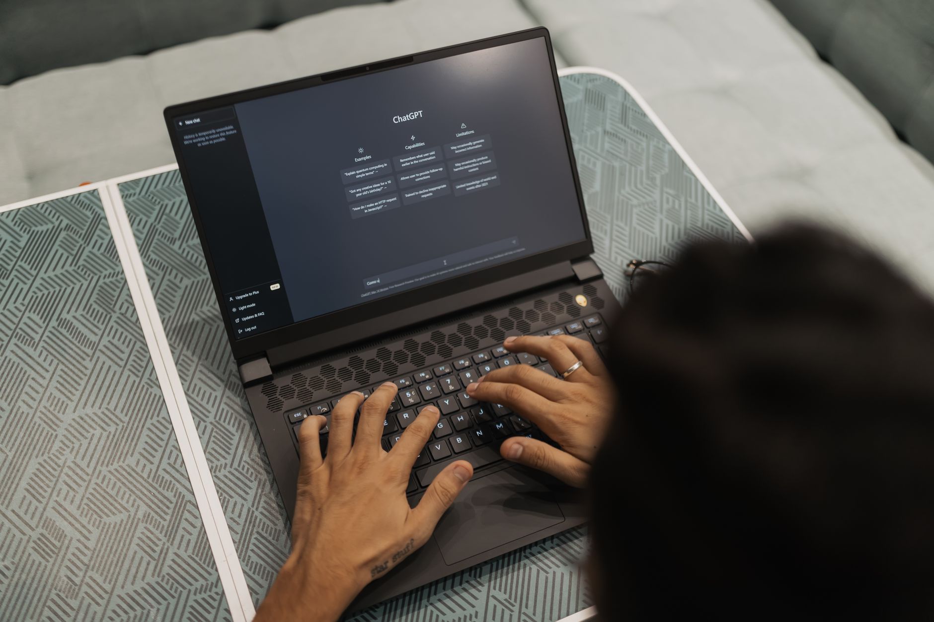 Estudantes fazendo curso online em laptop com certificado na tela