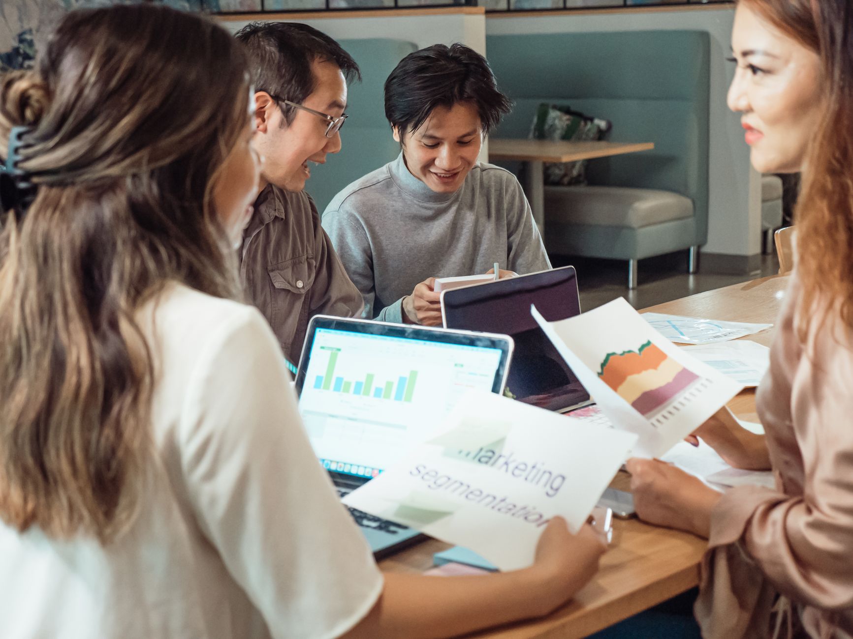 Equipe de marketing digital analisando dados em João Pessoa