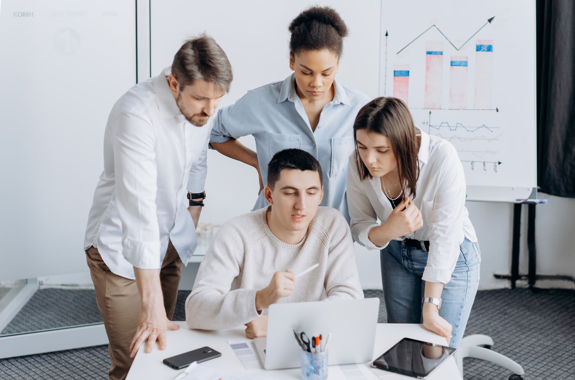 Equipe de marketing digital analisando dados em São Gonçalo