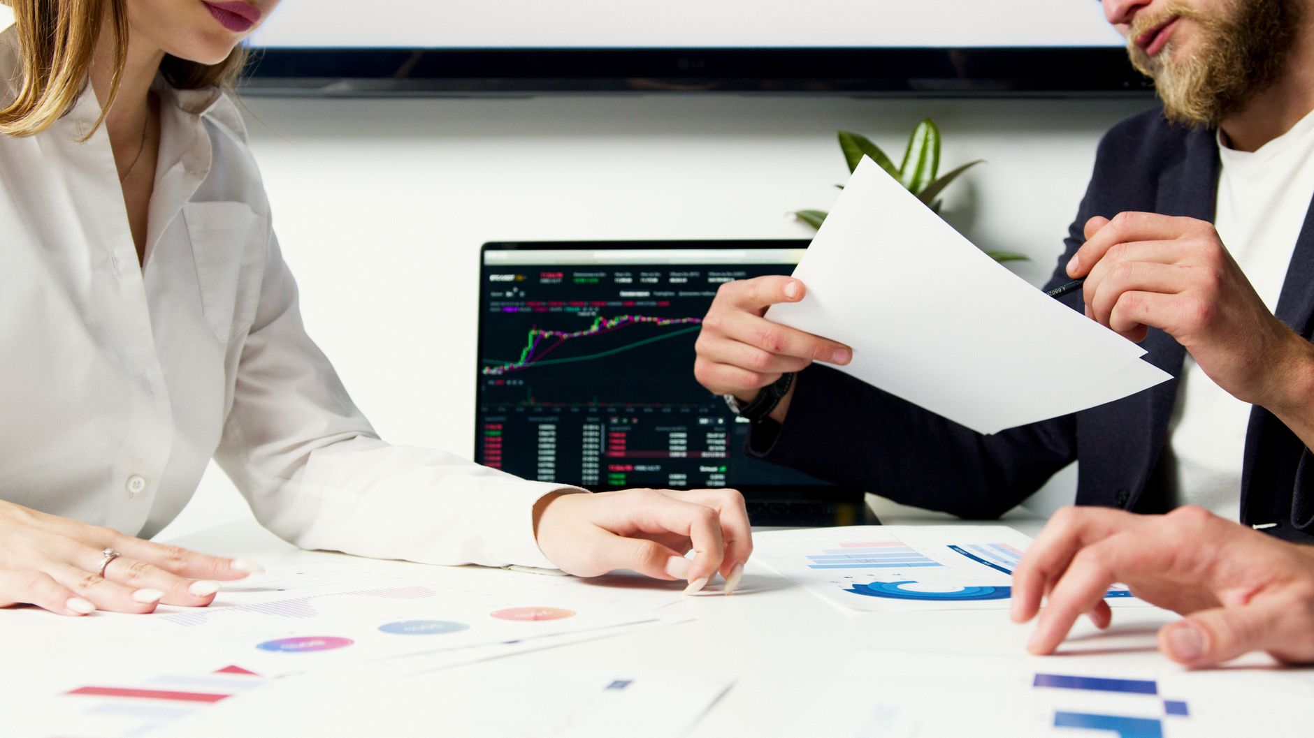 Especialista em SEO analisando gráficos de tendências digitais de 2024