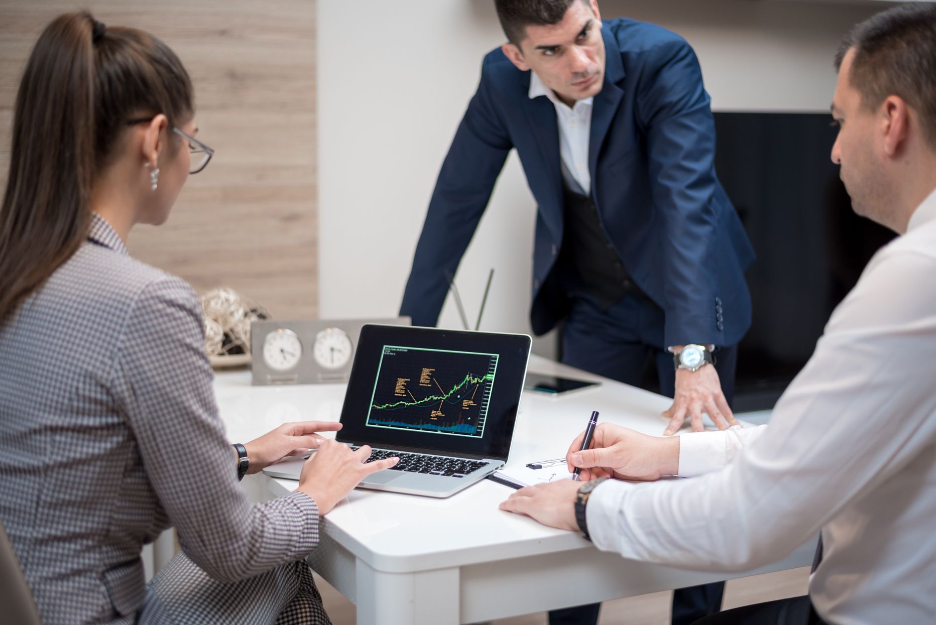 Equipe de marketing digital analisando dados em Belo Horizonte