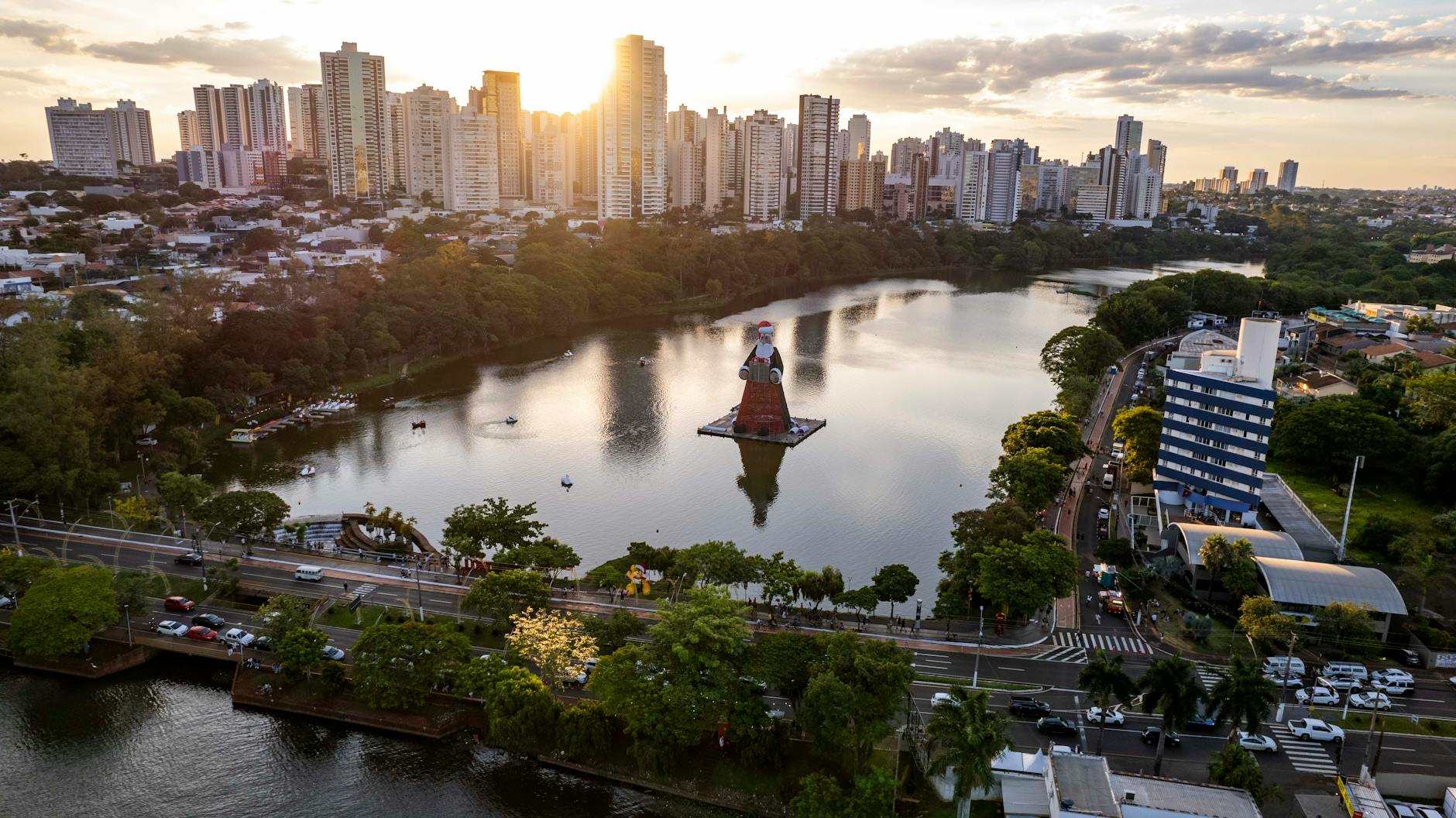 Dono de negócio local otimizando SEO no computador com skyline de Londrina ao fundo