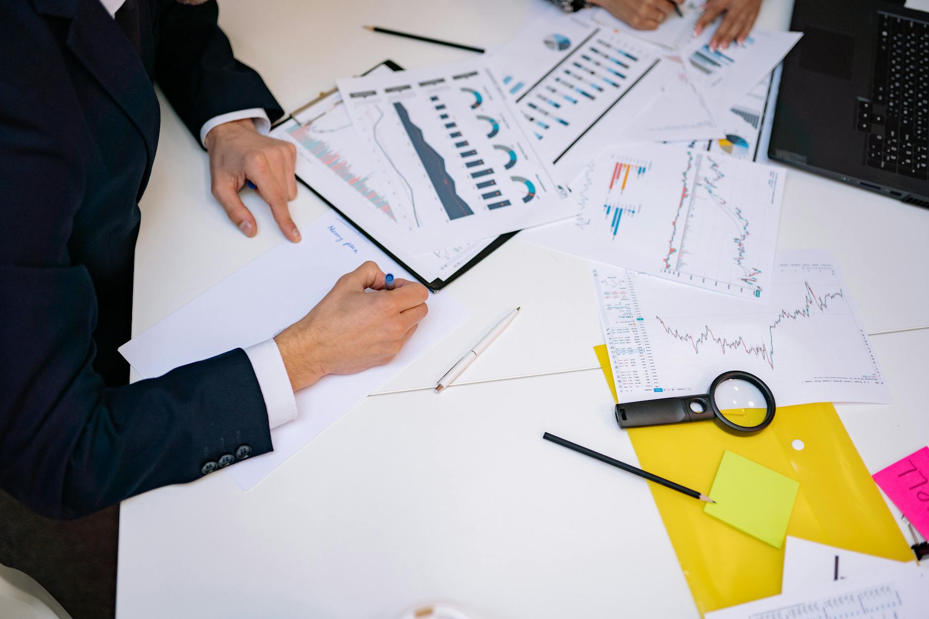 Analistas de negócios revisando gráficos de dados de concorrentes