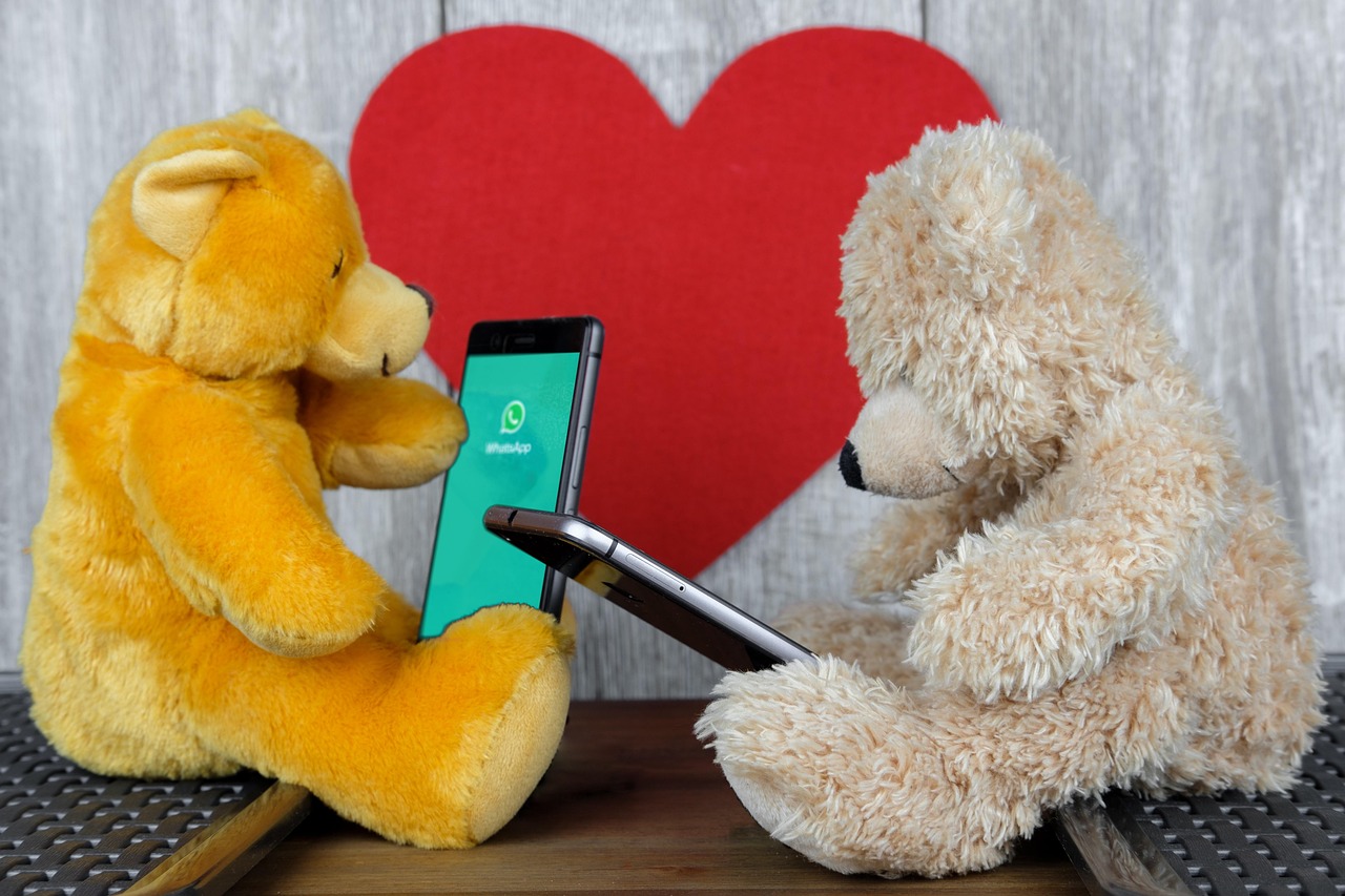 communication, communicate, mobile, phone, smartphone, whatsapp, social, media, teddy, teddy bear, stuffed animal, love, heart, modern, digital, generation, whatsapp, whatsapp, whatsapp, whatsapp, whatsapp