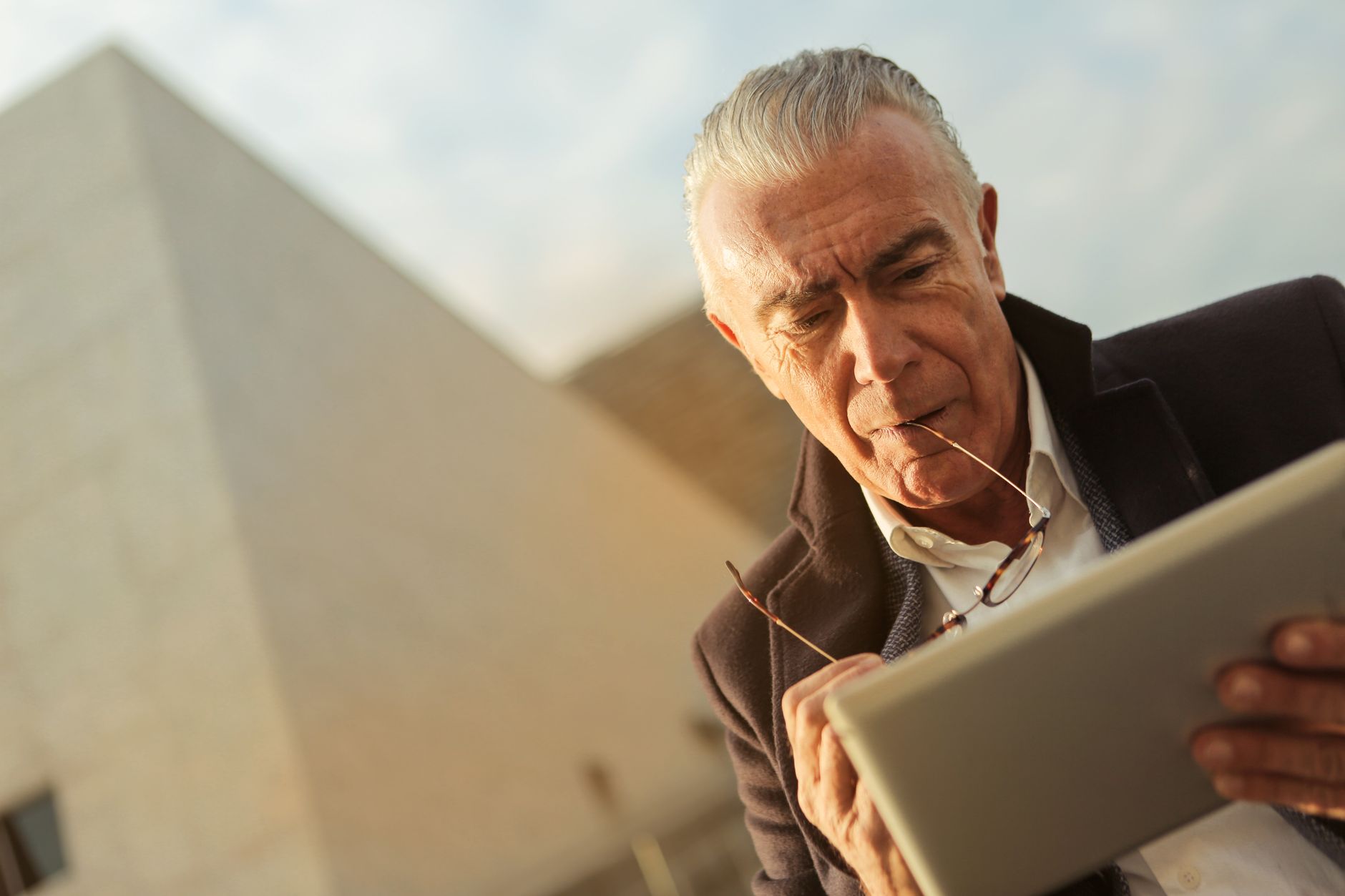 Pastor utilizando tablet para agendamento de aconselhamento pastoral