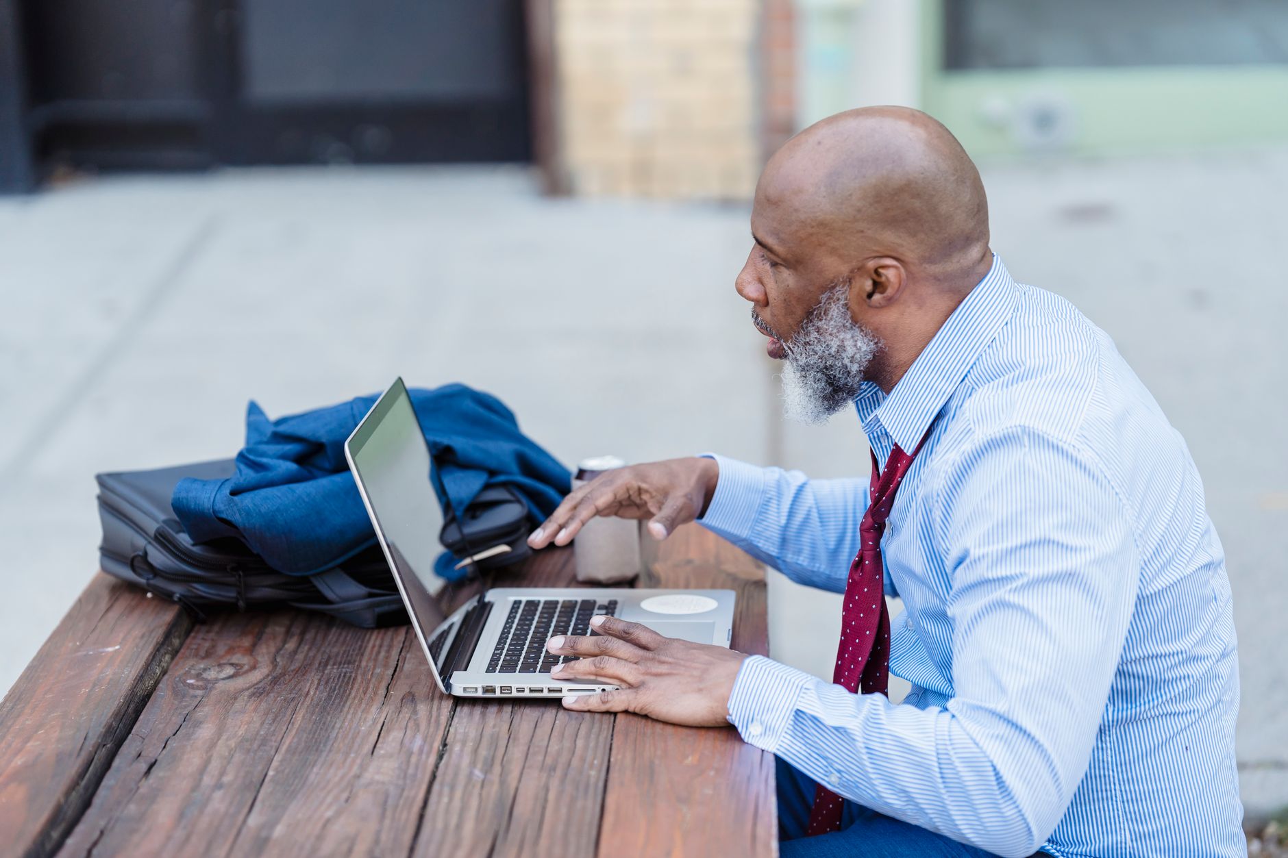 Pastor usando laptop para agendar compromissos