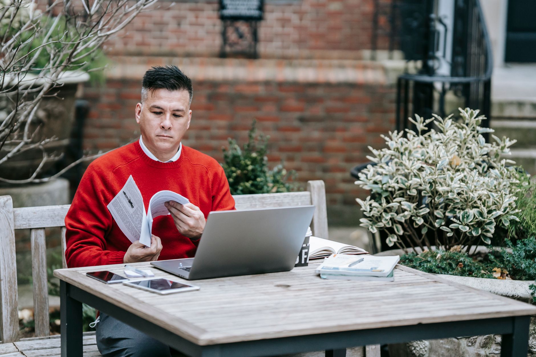Pastor de Fresno revisando sua agenda online no escritório da igreja