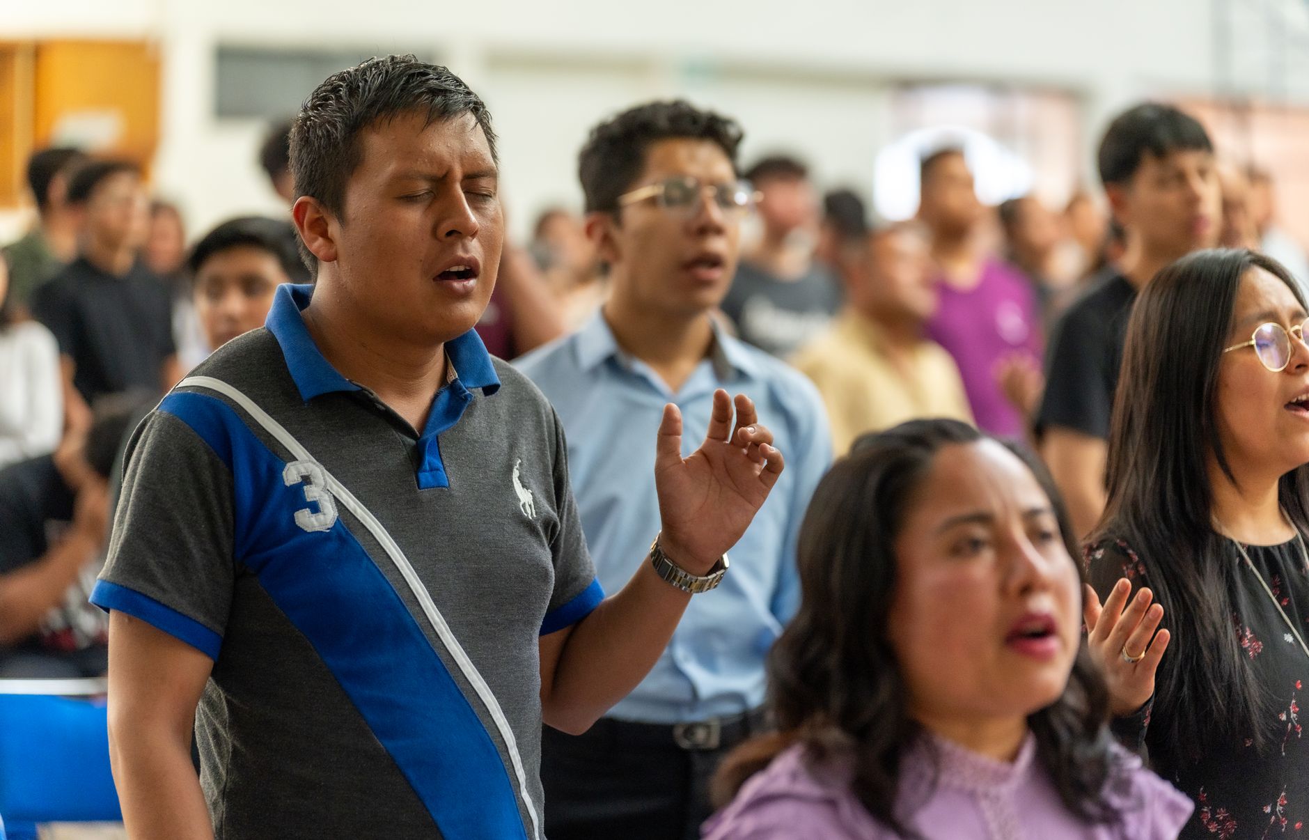 Congregação diversa de Phoenix participando de culto