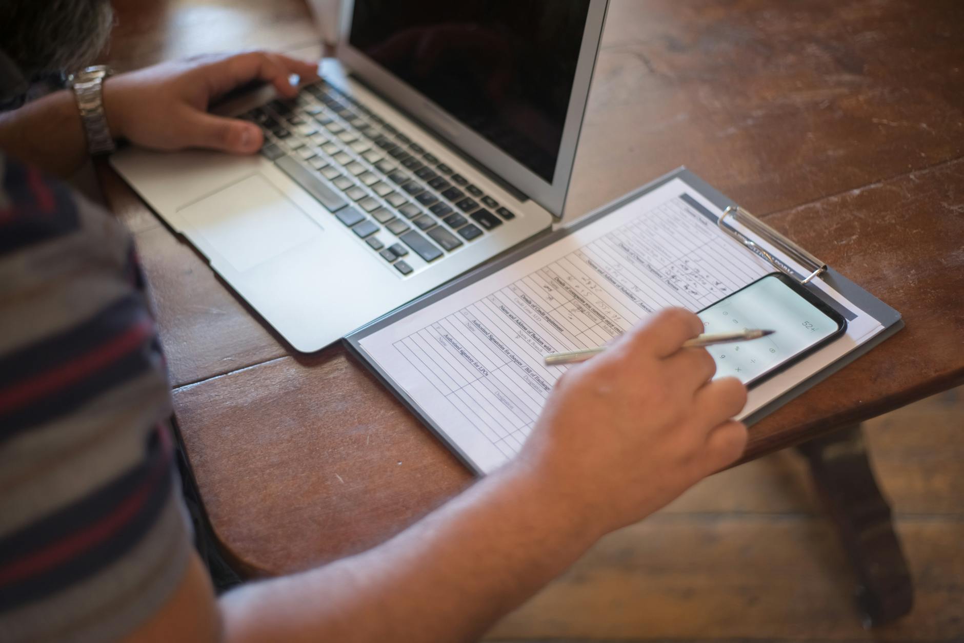 Pastor verificando calendário online no escritório da igreja