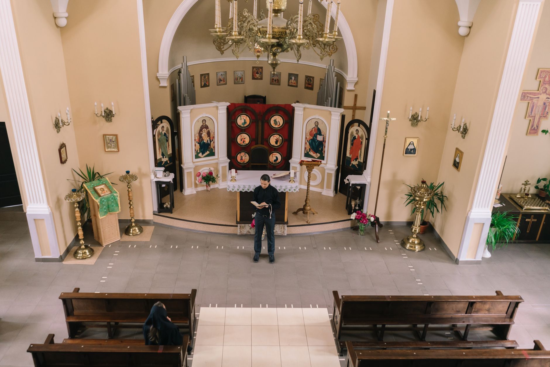 Pastor revisando dados da congregação em painel de gestão de igreja