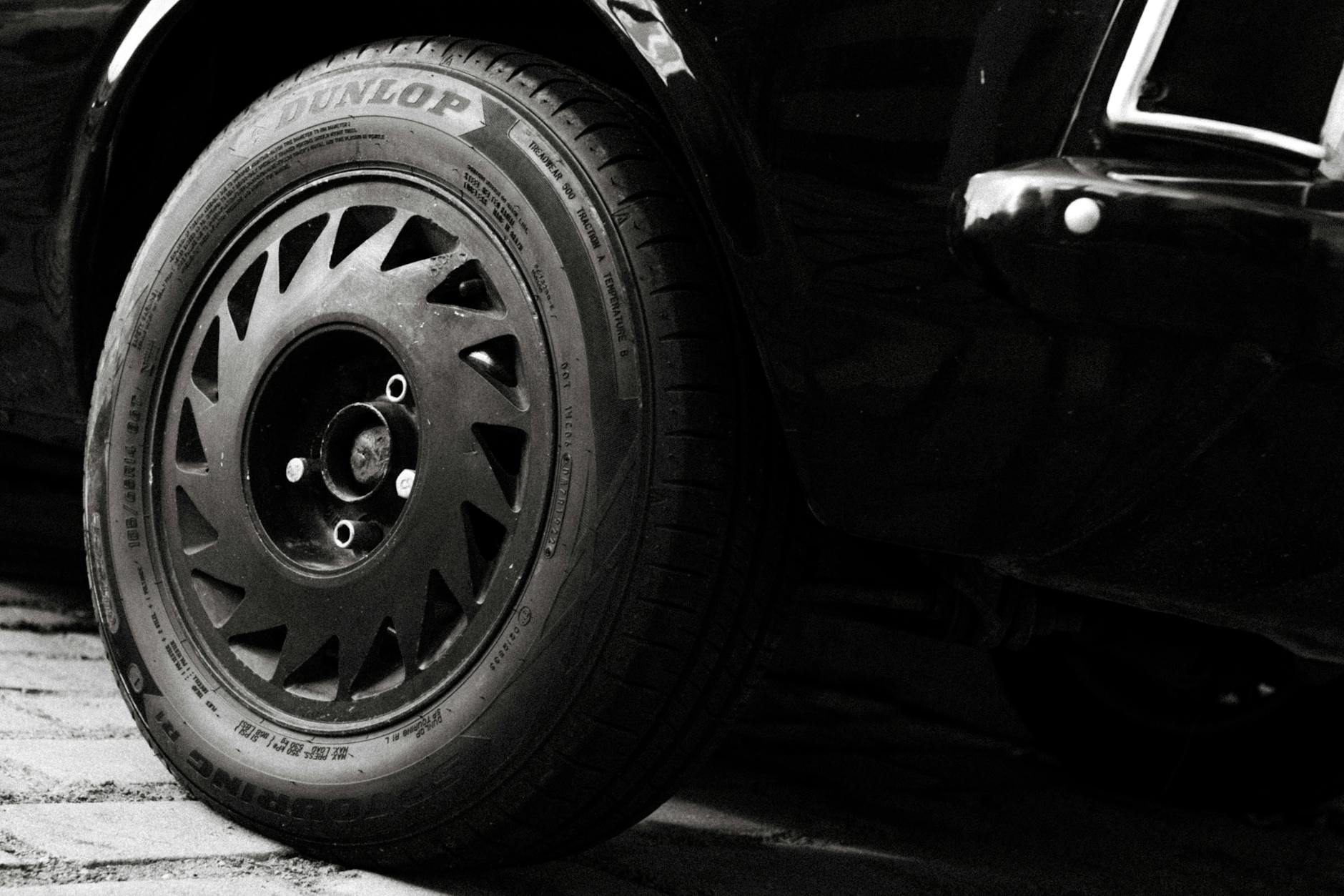 Pneus de carro em estrada urbana irregular em Cangaíba