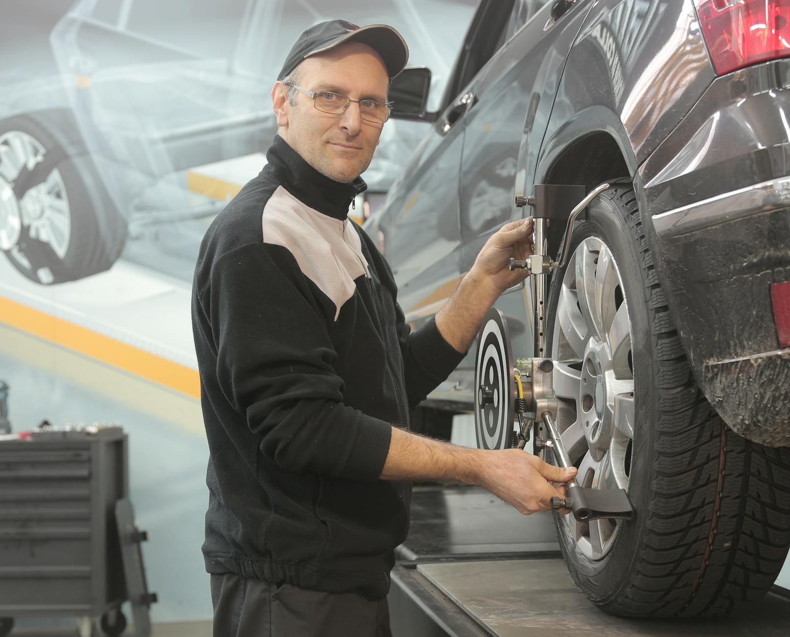 Mecânico instalando pneu General Tire em oficina