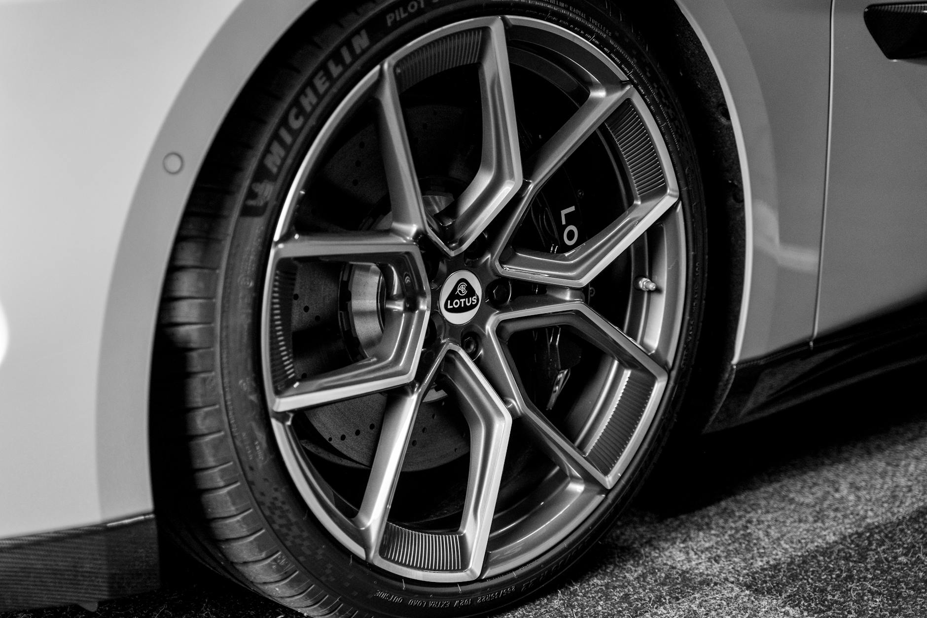 Pneus Semperit montados em carro moderno em Moema