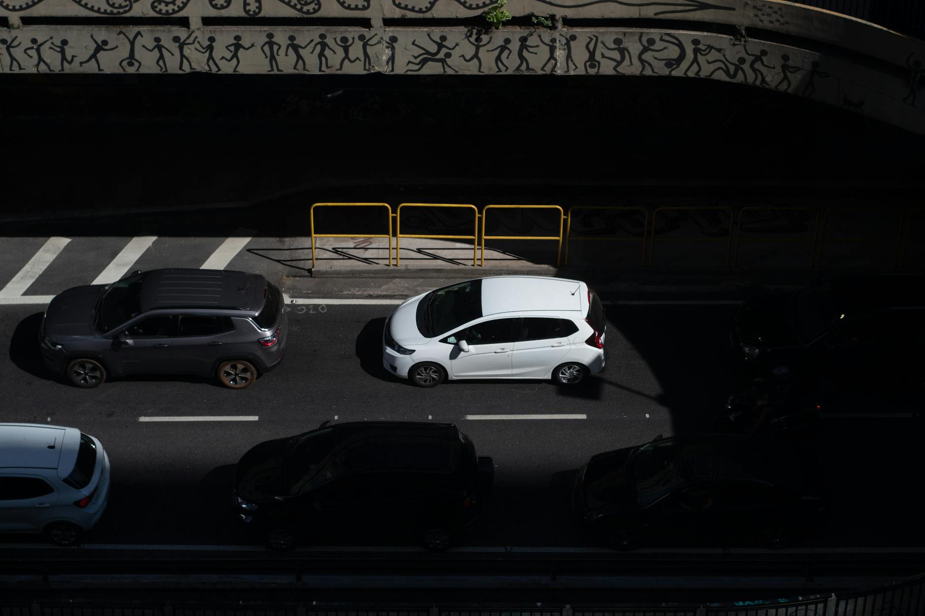 Pneus de carro em rua movimentada de Aclimação, São Paulo