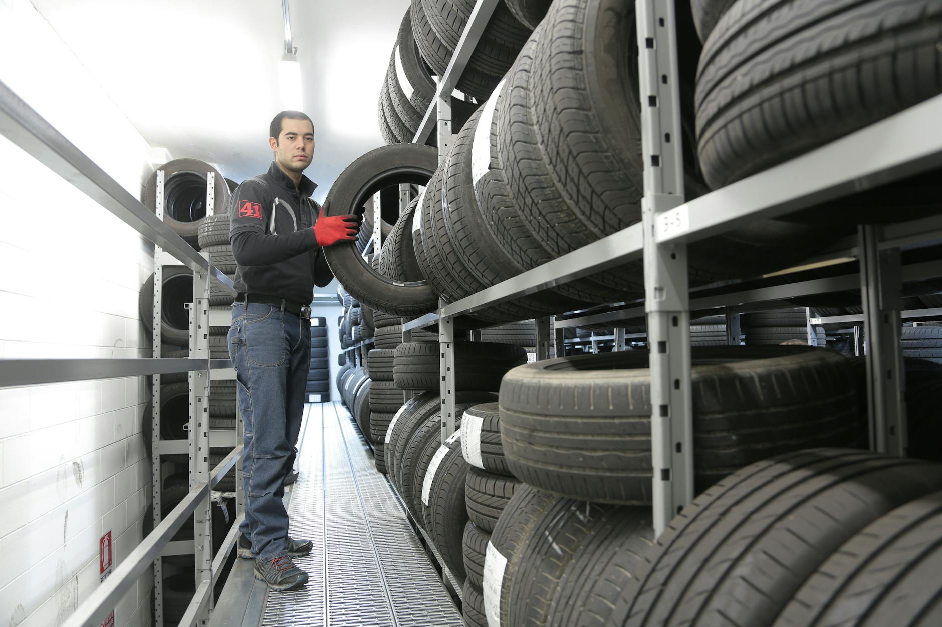 Mecânico instalando pneus General Tire em oficina na Zona Leste SP