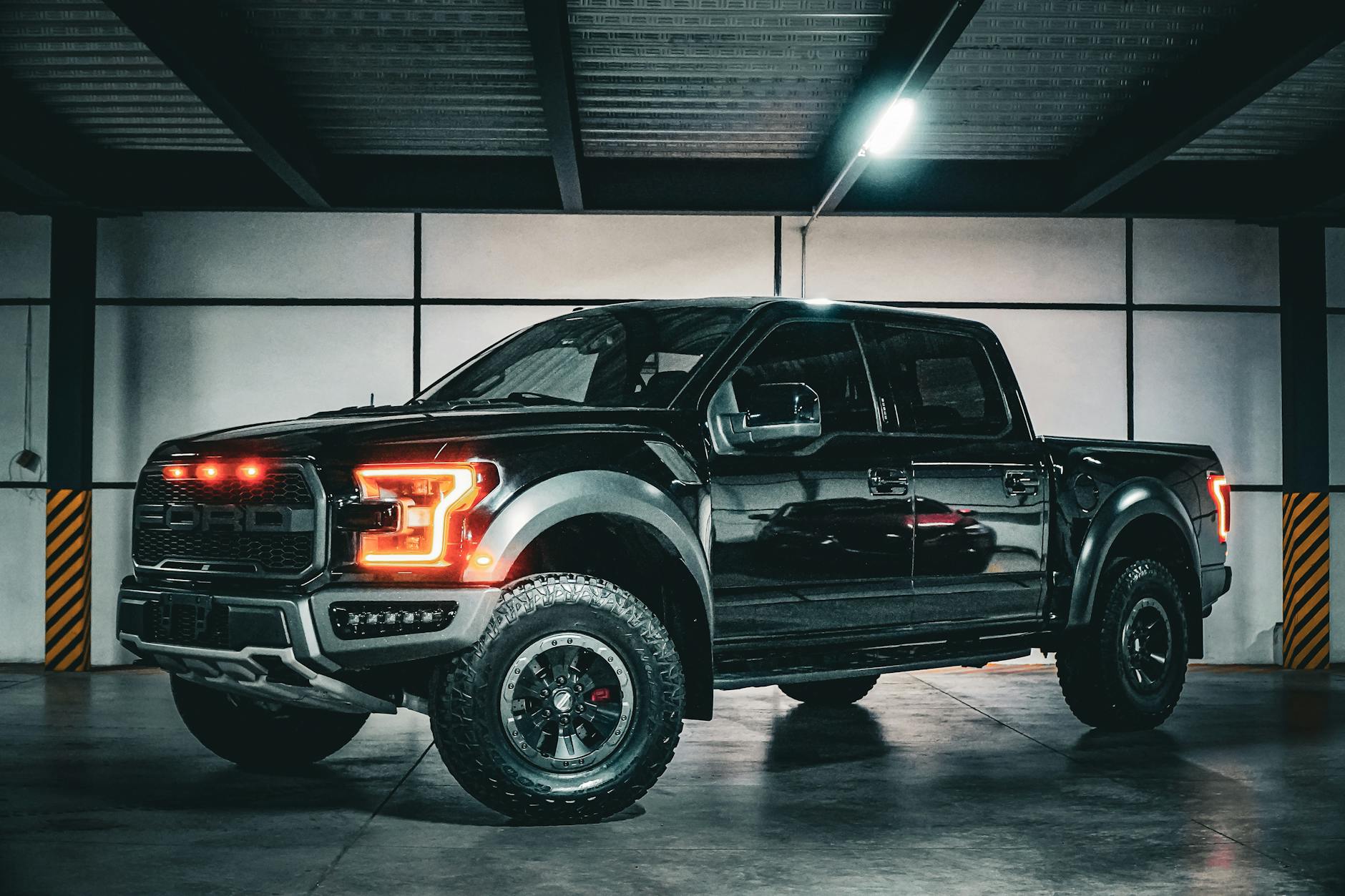 Mecânico trocando pneus de caminhonete em loja SP