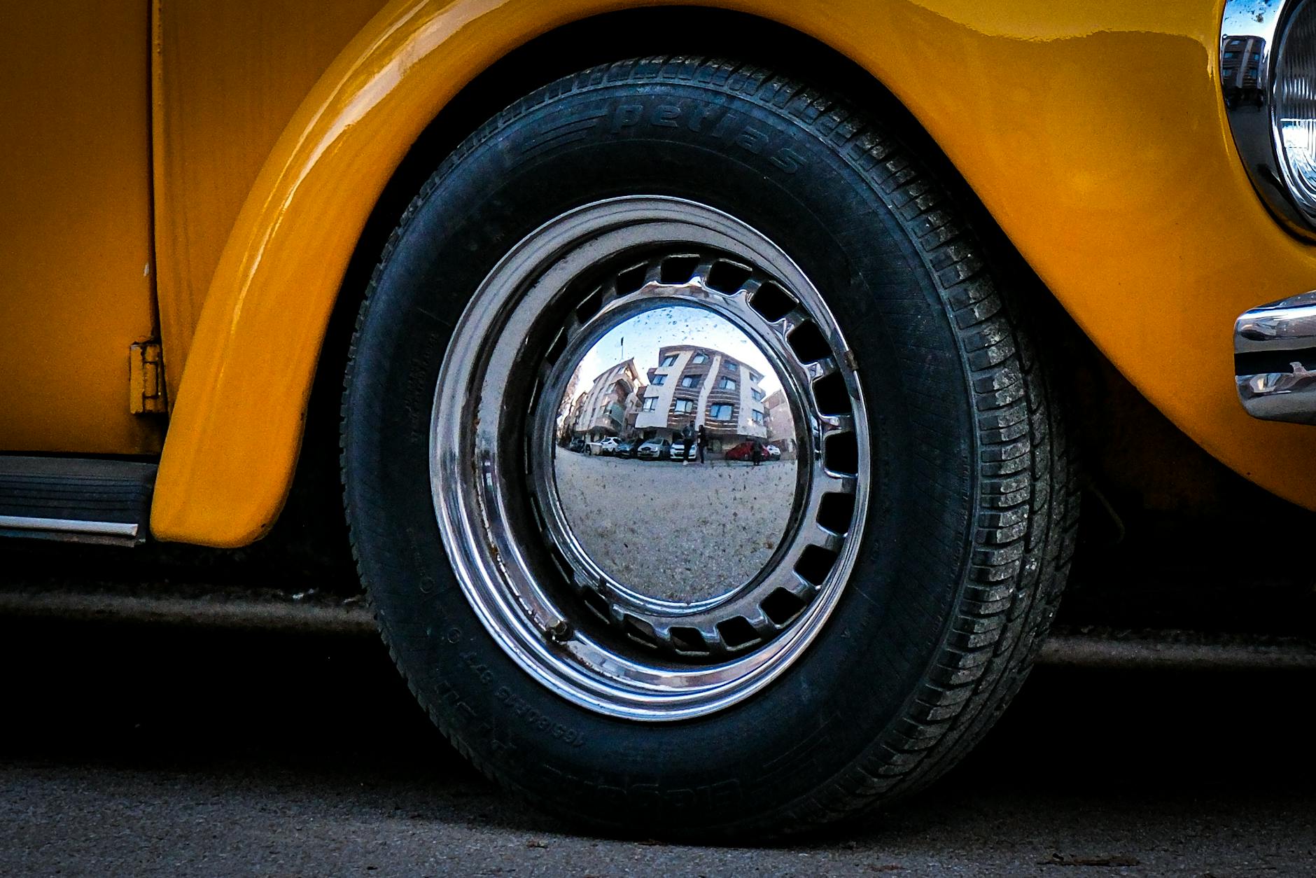 Pneus de carro em rua urbana de São Paulo