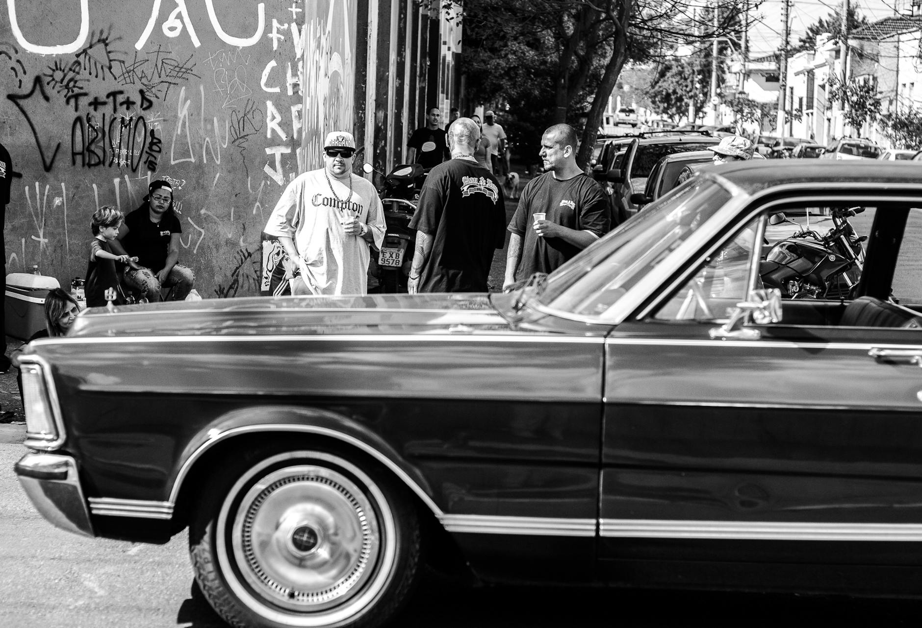 Rua urbana com carros em São Paulo