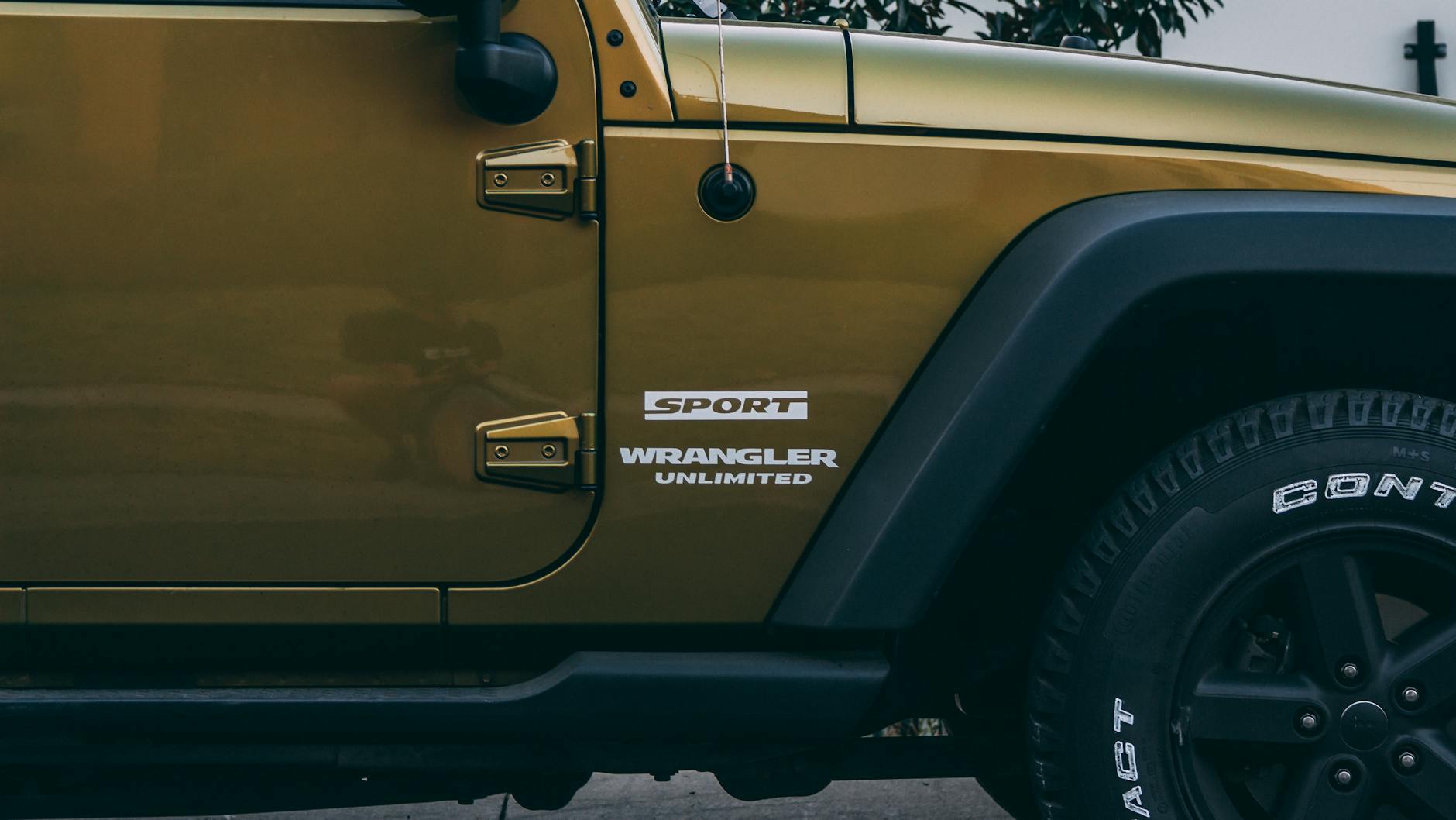 Pneus duráveis de carro em close-up em terreno irregular