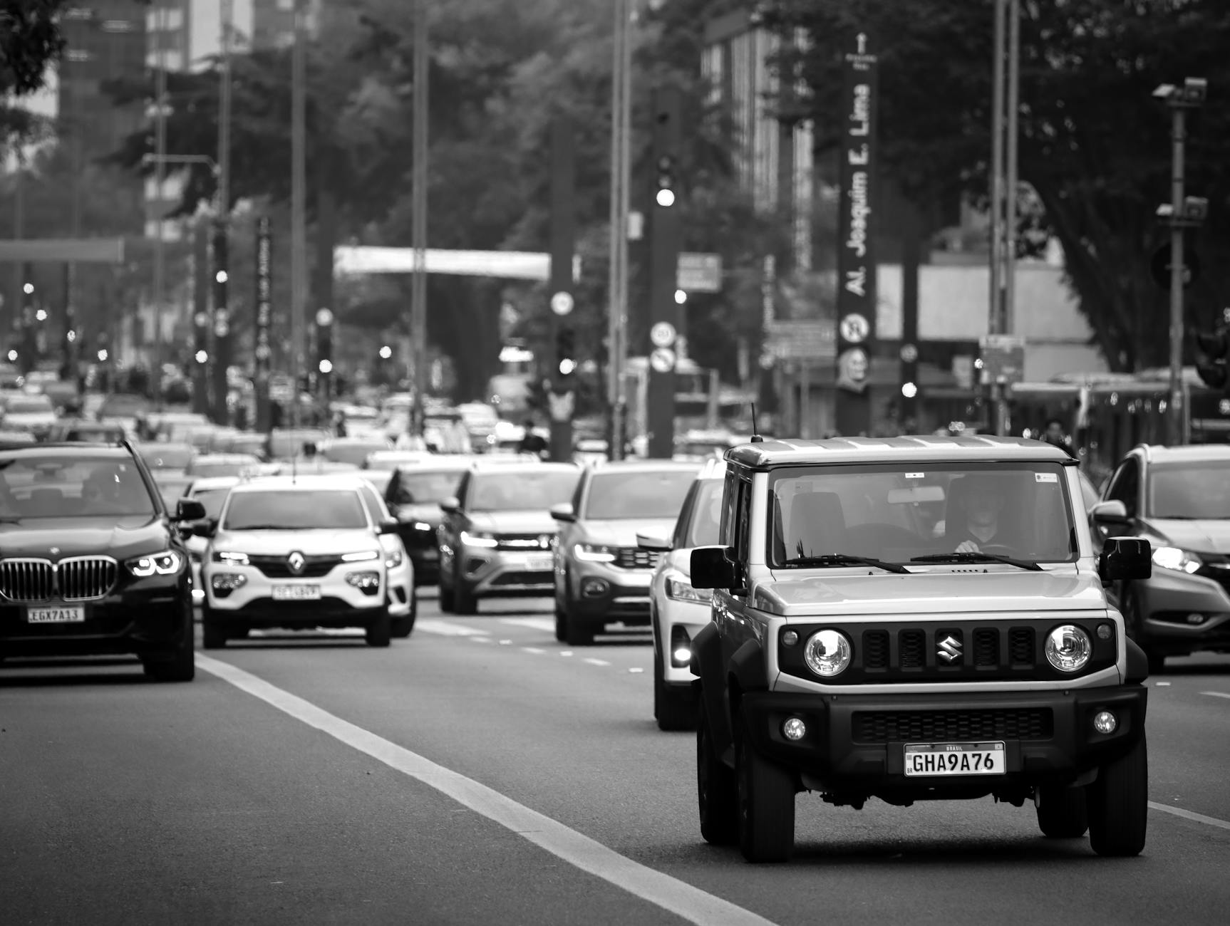 Pneus de carro em rua urbana de São Paulo