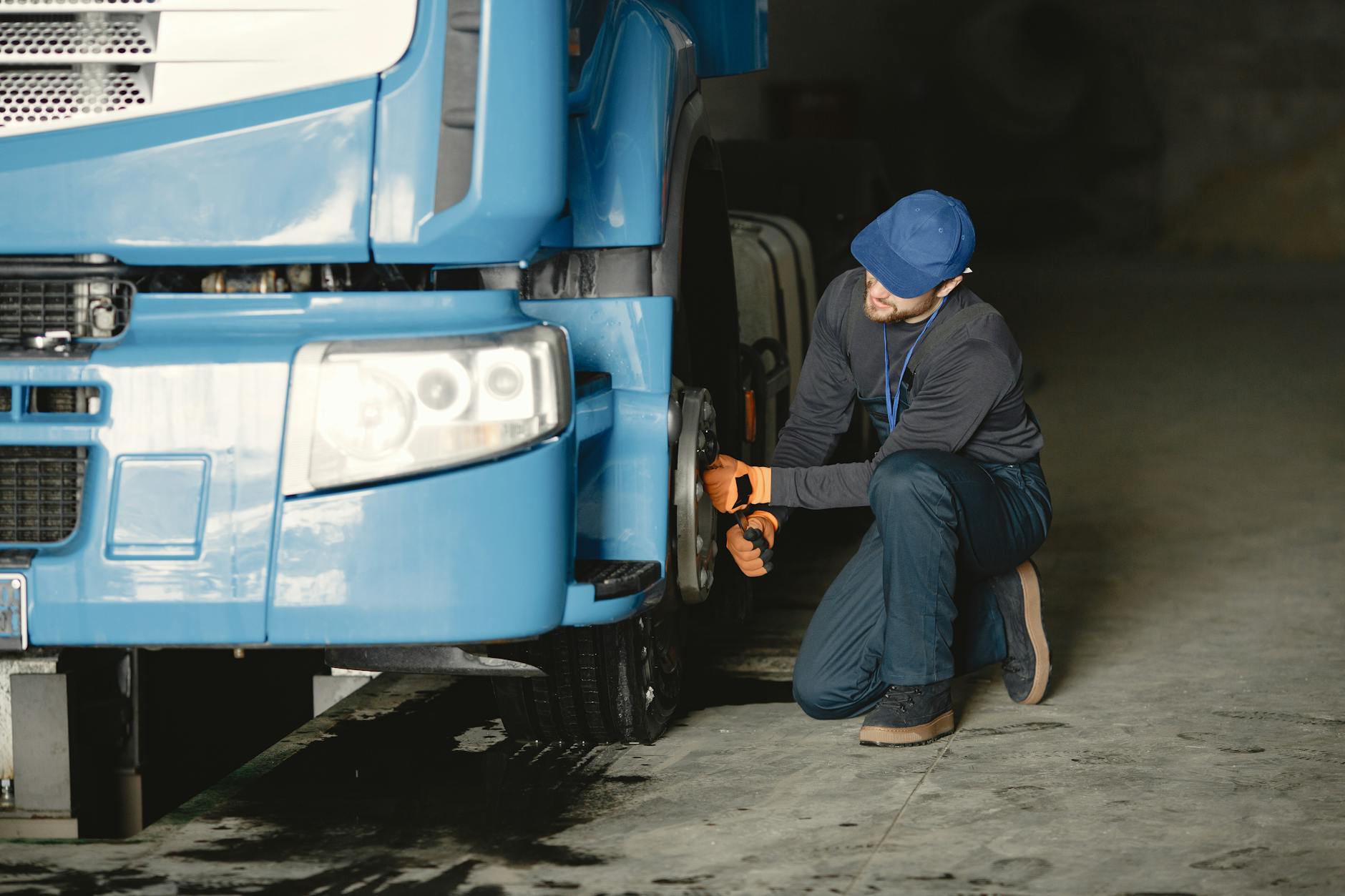Mecânico instalando pneu na Chevrolet S10