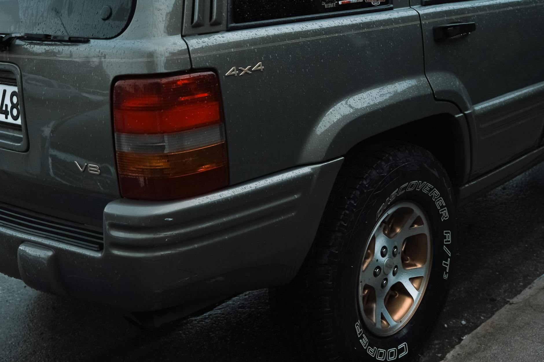 Pneus de carro em rua urbana molhada em Alto de Pinheiros