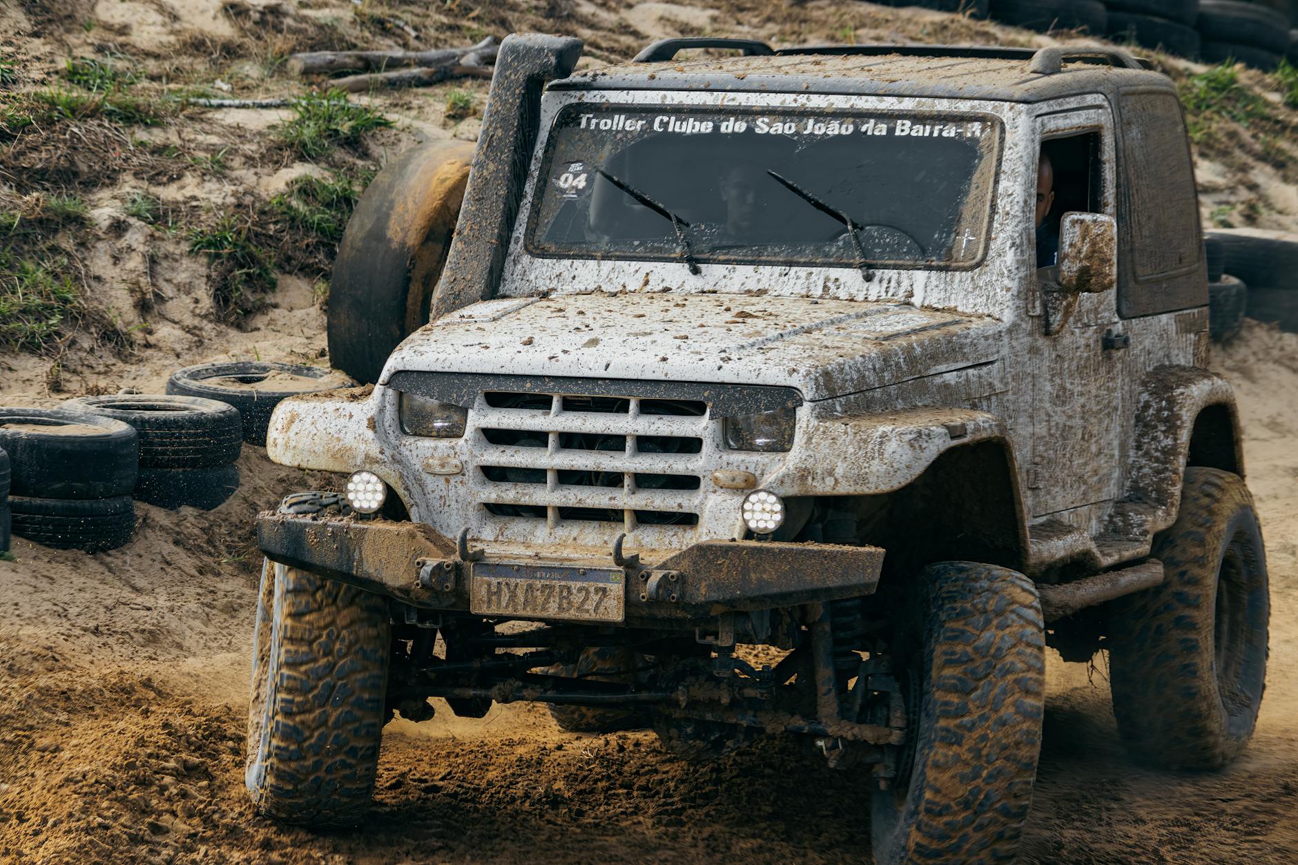 Pneus All Terrain robustos em picape Hilux off-road