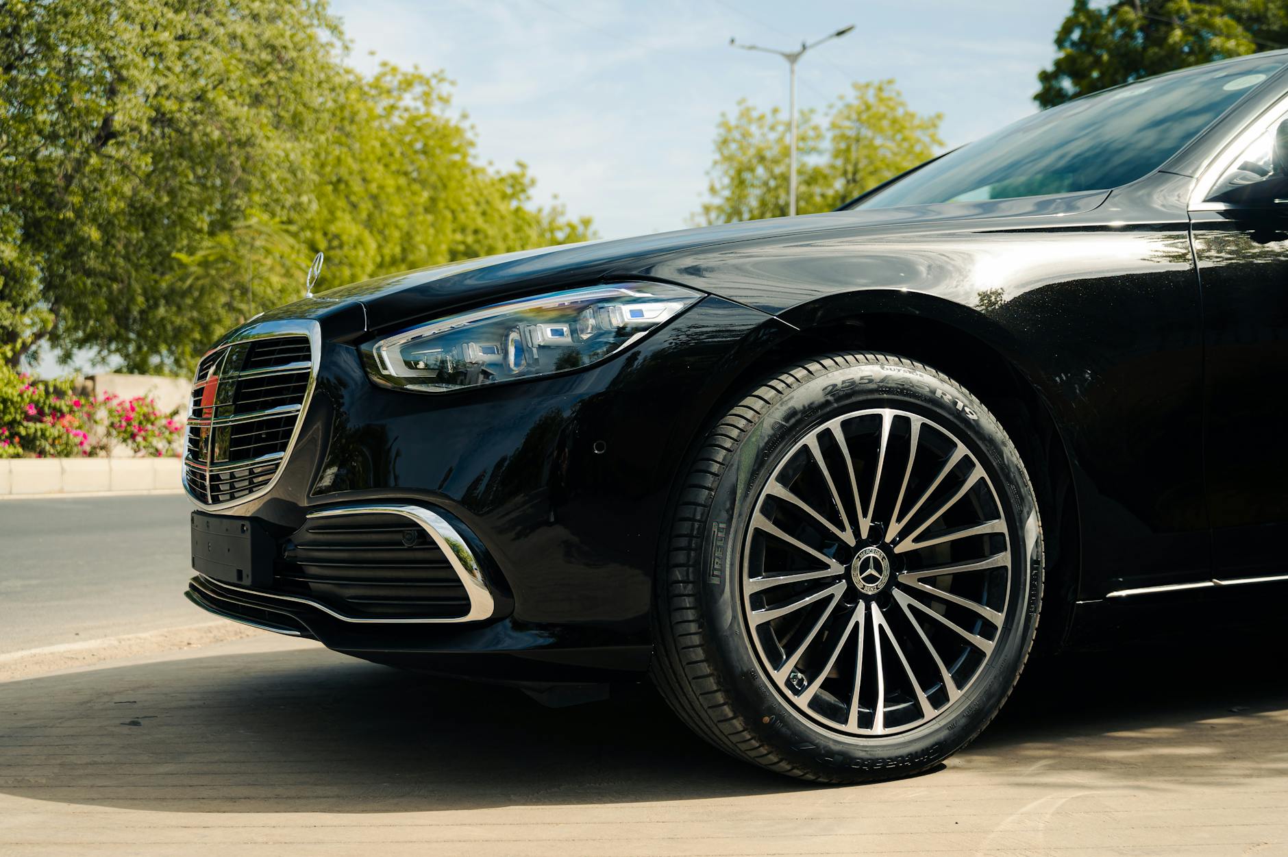 Close-up de pneu Semperit montado em roda de carrão premium