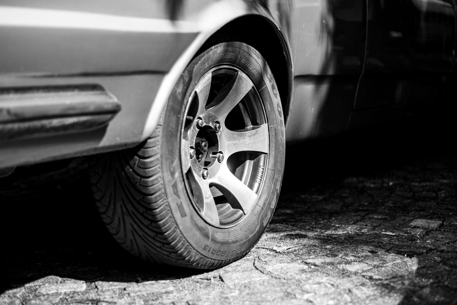 Pneus de carro em rua urbana de Bela Vista