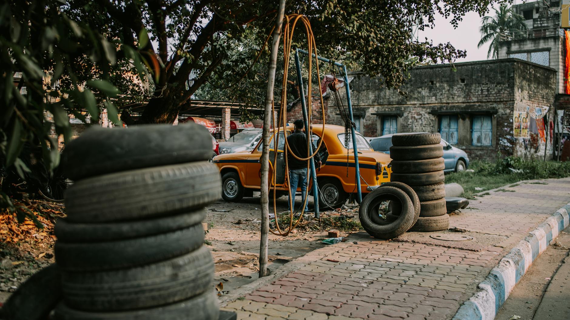 Pneus de carro em estrada urbana irregular na Zona Leste SP