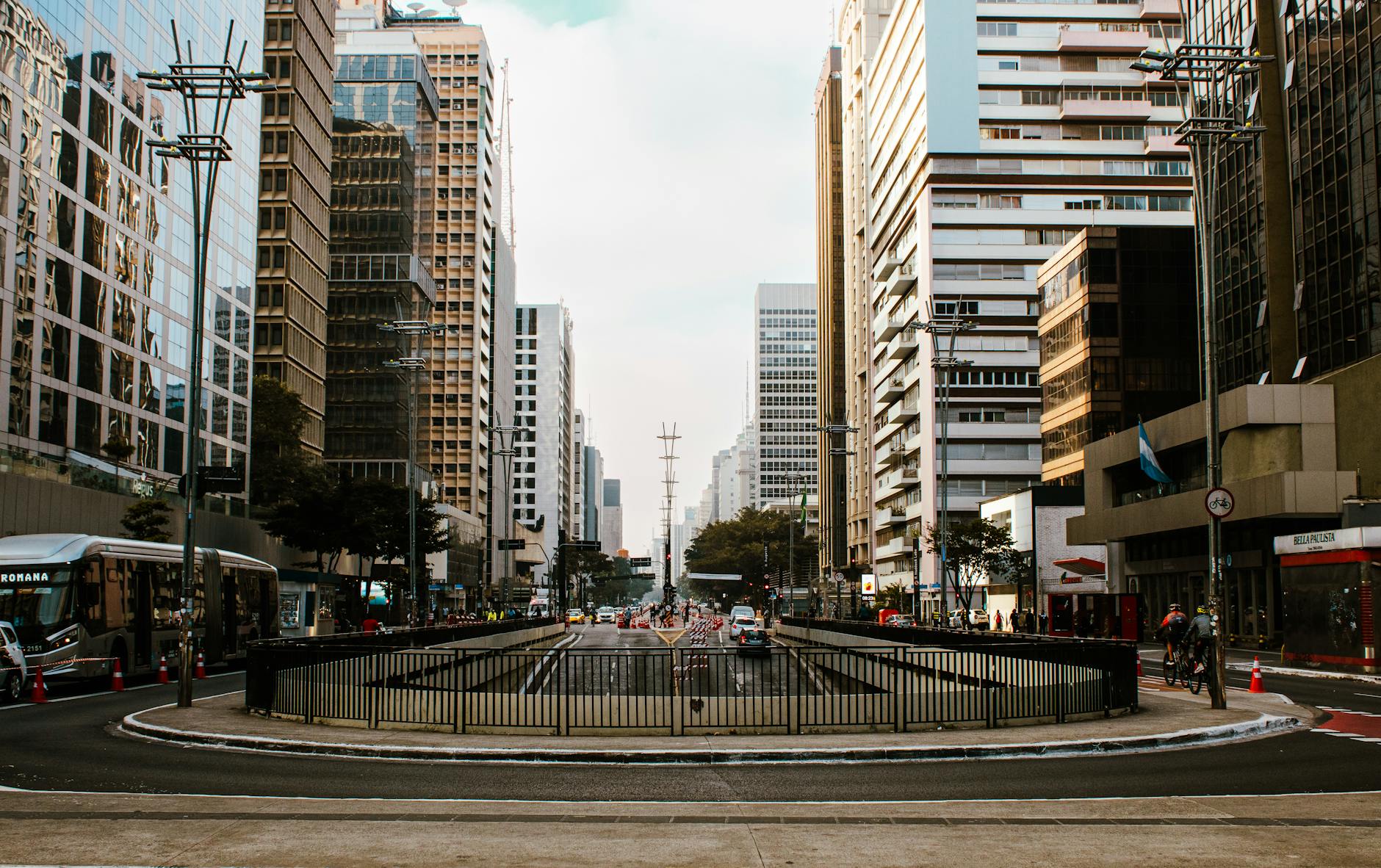 Pneus de carro em rua movimentada de Moema, São Paulo